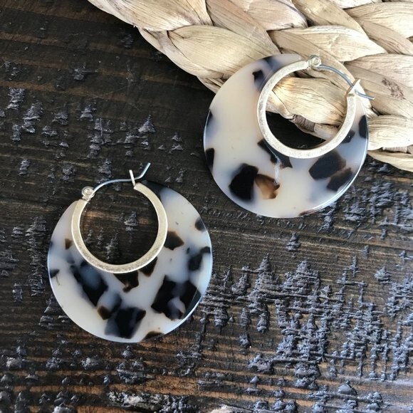 KENNETH COLE Tan Black Tortoise Rhinestone Gold tone Hoops 511x2 - Picture 4 of 7